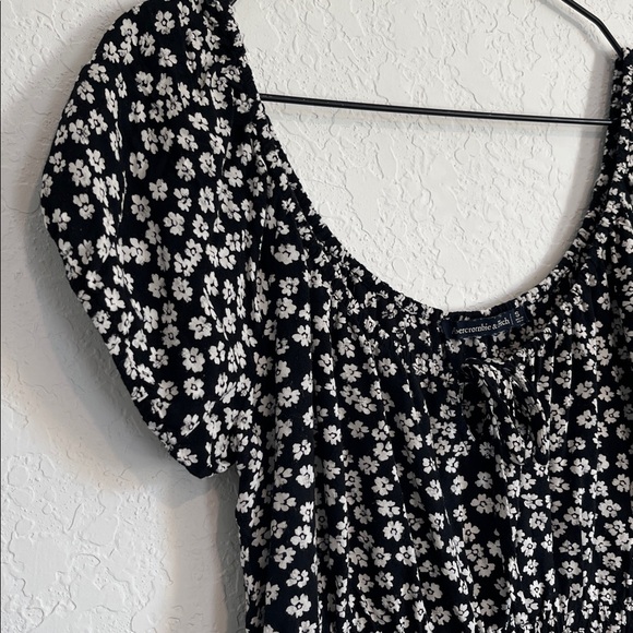 Abercrombie & Fitch Black & White Floral Smocked Blouse - Picture 2 of 6